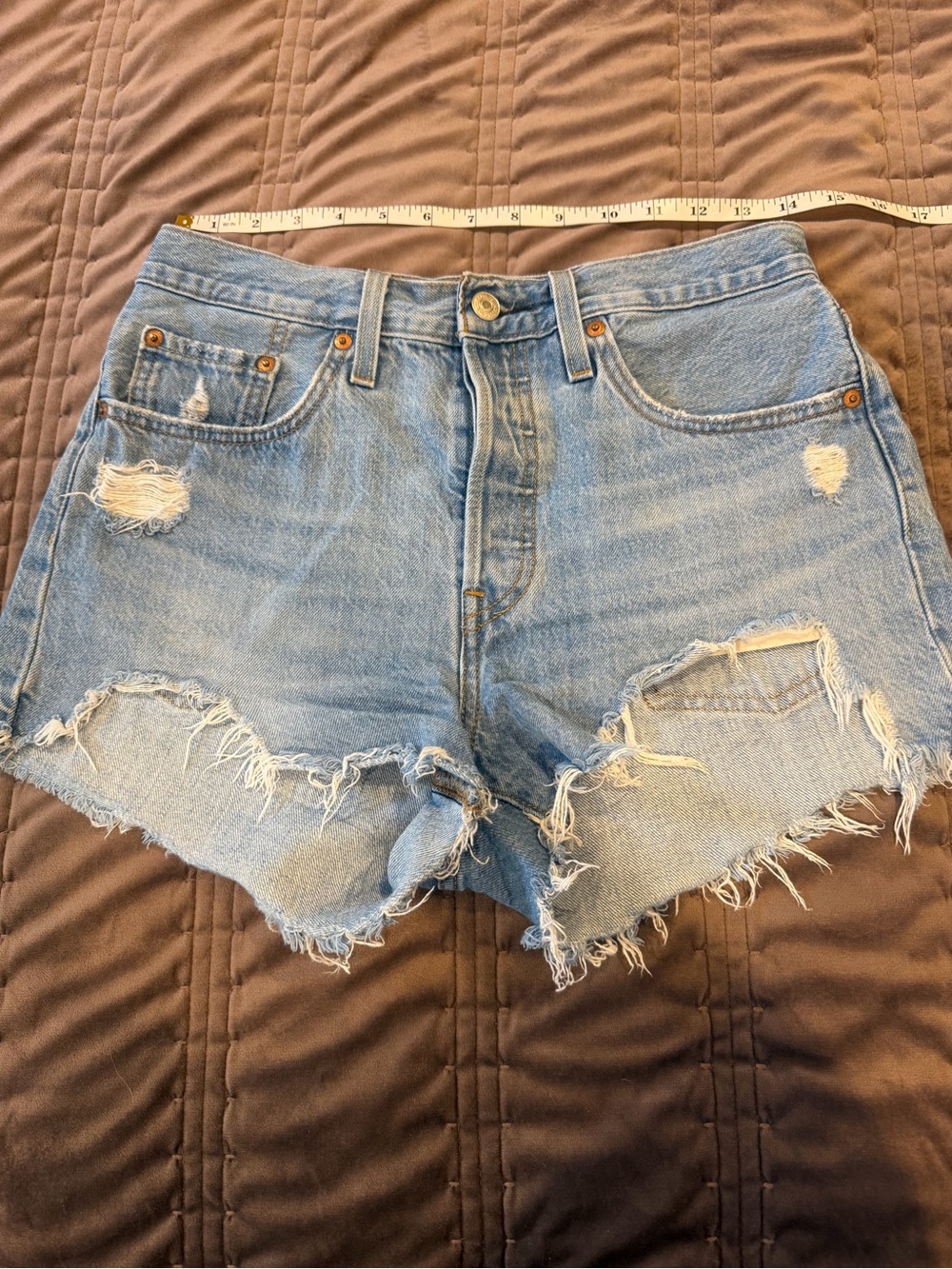 Women’s sz 27 Levi's Light Blue Distressed Cutoff Denim Shorts